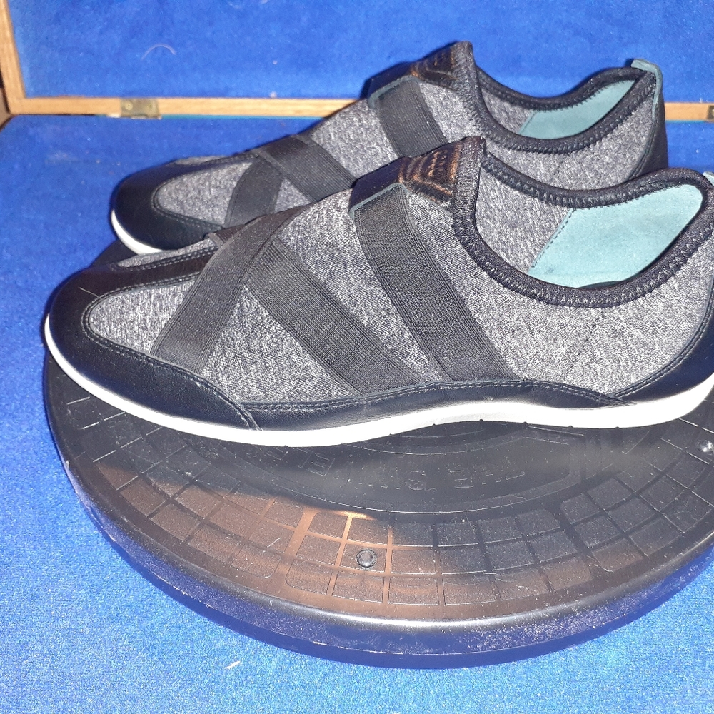 Women's Ecco Black Leather & Grey Fabric Casual Sneakers, Sz. 7-US, 38-EU